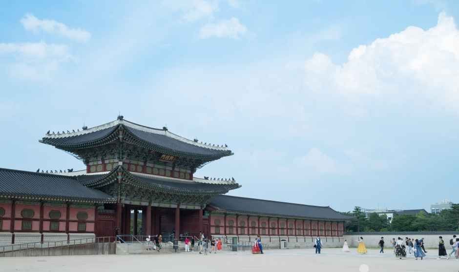 Gyeongbokgung Palace main gate and courtyard